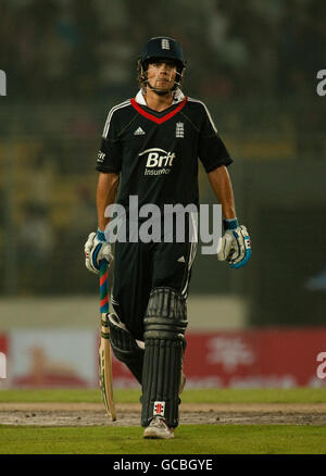 England Kapitän Alastair Cook verlässt das Feld, nachdem er von Bangladesh Wicketkeeper Mushfiqur Rahim beim Bowling von Shakib Al Hasan während des zweiten One Day International im Shere Bangla National Stadium, Mirpur, Dhaka, gefangen wurde. Stockfoto