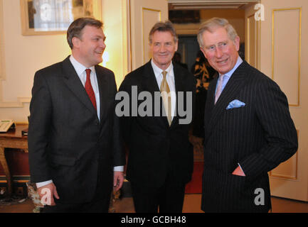 Der Prinz von Wales spricht mit dem Schauspieler Michael Palin (Mitte) und dem Schulsekretär Ed Balls während eines Empfangs, um den Unterstützern des Michael Palin Centre for Stammmering Children zu danken, das im Clarence House in London stattfand. Stockfoto