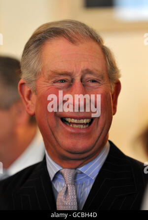 Der Prinz von Wales spricht mit den Gästen während eines Empfangs, um den Unterstützern des Michael Palin Centre for Stammmering Children zu danken, das im Clarence House in London stattfand. Stockfoto