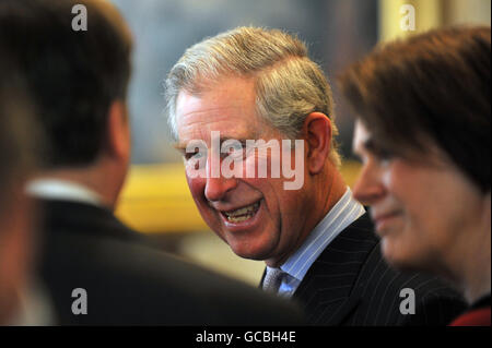 Der Prinz von Wales spricht mit den Gästen während eines Empfangs, um den Unterstützern des Michael Palin Centre for Stammmering Children zu danken, das im Clarence House in London stattfand. Stockfoto