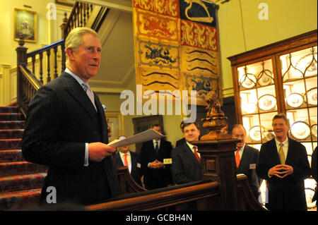 Der Prinz von Wales spricht Gäste während eines Empfangs an, um den Unterstützern des Michael Palin Centre for Stammmering Children zu danken, das im Clarence House, London, stattfand. Stockfoto