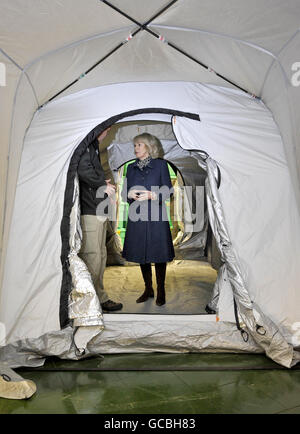 Die Herzogin von Cornwall steht in einem großen Zelt (Teil der ShelterBox-Notversorgung) während eines Besuchs im ShelterBox-Hauptquartier in Helston, Cornwall, wo sie Mitarbeiter und Freiwillige für ihre harte Arbeit und ihre Bemühungen lobte, Haiti nach dem Erdbeben Soforthilfe zu leisten. Stockfoto