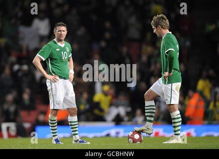 Robbie Keane (links) und Kevin Doyle Look Dejected, wie sie warten, um das Spiel nach Brasilien's neu zu starten Erstes Tor Stockfoto