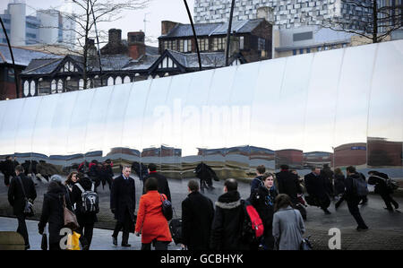 Sheffield, die Stadt des Stahls, spiegelt ihren berühmten Titel in "Cutting Edge" wider, einer 81 Meter langen Skulptur aus hochglanzpoliertem Edelstahl, die im Rahmen der Sanierung des Stadtzentrums auf dem Sheaf Square errichtet wurde. Stockfoto