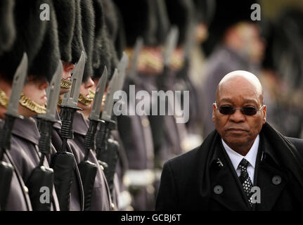 Der südafrikanische Präsident Jacob Zuma inspiziert die Truppen bei der feierlichen Begrüßung auf der Horseguards Parade in London im Rahmen seines dreitägigen Staatsbesuchs im Vereinigten Königreich. Stockfoto