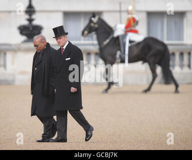 Der Herzog von Edinburgh und der südafrikanische Präsident Jacob Zuma inspizieren heute am ersten Tag des Staatsbesuchs von Herrn Zuma Truppen auf der Parade der Pferdeguards in London. Stockfoto