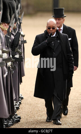 Der südafrikanische Präsident Jacob Zuma und der Herzog von Edinburgh inspizieren die Truppen bei der feierlichen Begrüßung auf der Horseguards Parade in London im Rahmen seines dreitägigen Staatsbesuchs im Vereinigten Königreich. Stockfoto