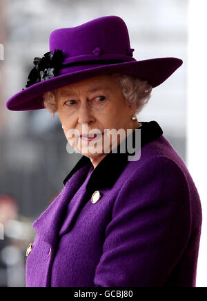 Die britische Königin Elizabeth II. Blickt auf eine feierliche Begrüßung des südafrikanischen Präsidenten Jacob Zuma bei der Horse Guards Parade in London zu Beginn des dreitägigen Staatsbesuchs des Präsidenten. Stockfoto