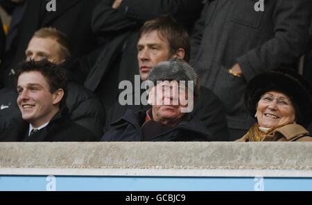 Fußball - Barclays Premier League - Wolverhampton Wanderers gegen Manchester United - Molineux. Sir Bobby Charlton (Mitte) und seine Frau Norma (rechts) auf den Tribünen Stockfoto