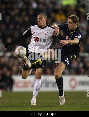 Fulhams Bobby Zamora (links) und Tottenham Hotspur's Michael Dawson Battle Für den Ball Stockfoto