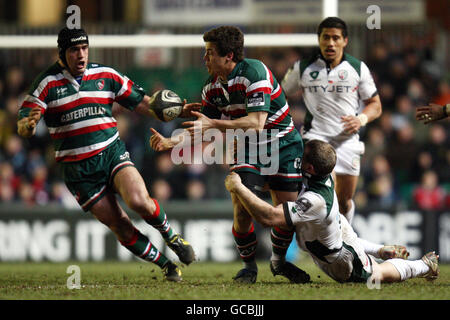 Leicester Tigers Anthony Allen wird vom Londoner Iren John Rudd während des Guiness Premiership-Spiels in der Welford Road, Leicester, angegangen. Stockfoto