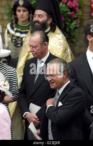KÖNIG CARL GUSTAF VON SCHWEDEN TRIFFT AUF DIE HOCHZEIT DES EXILKÖNIGS PAVLOS UND MARIE-CHANTAL MILLER IN LONDON EIN Stockfoto
