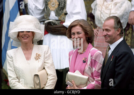 König Juan Carlos von Spanien mit seiner Frau Königin Sophia (Mitte) und Königin Noor von Jordanien vor der Sophienkathedrale In London nach der Hochzeit von Prinz Pavlos mit Marie-Chantal Miller Stockfoto