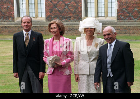 (l-r) König Juan Carlos, Königin Sophia, Königin Noor und König Hussein im Hampton Court Palace für den Hochzeitsempfang von Marie-Chantal Miller und dem Exil-Kronprinzen Pavlos von Griechenland Stockfoto