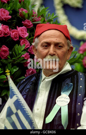 EINE TRADITIONELLE GRIECHISCHE VOLKSTÄNZERIN IN KOSTÜM BEI DER HOCHZEIT DER VERBANNTEN KRONE PRINZ PAVLOS VON GRIECHENLAND ZU ERZIEHEN MARIE-CHANTAL MILLER IN LONDON Stockfoto