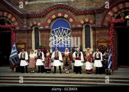 EINE TRADITIONELLE GRIECHISCHE TANZTROUP IST DIE EHRENWACHE FÜR DIE HOCHZEIT DES IM EXIL LEBENDEN KRONPRINZEN PAVLOS VON GRIECHENLAND MIT MARIE-CHANTAL MILLER AUF DER GRIECHISCH-ORTHODOXEN ST. SOPHIA CATHEDRAL IN LONDON. Stockfoto