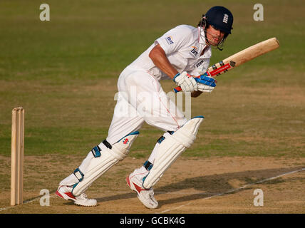 Cricket - Tour Match - erster Tag - Bangladesh A gegen England - Shagoreka Cricket Ground. England Kapitän Alastair Cook schlägt während eines Tourmatches auf dem Shagoreka Cricket Ground, Chittagong, Bangladesch. Stockfoto