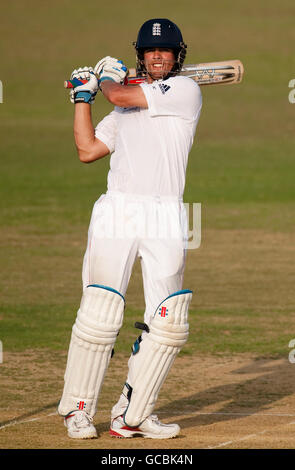 Cricket - Tour Match - erster Tag - Bangladesh A gegen England - Shagoreka Cricket Ground. England Kapitän Alastair Cook schlägt während eines Tourmatches auf dem Shagoreka Cricket Ground, Chittagong, Bangladesch. Stockfoto