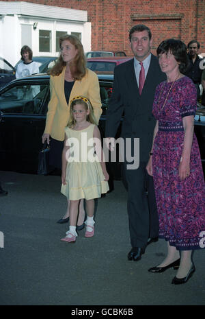 Der Herzog und die Herzogin von York kommen mit ihrer ältesten Tochter, Prinzessin Beatrice, ins Farrer Theater am Eton College in der Nähe von Windsor, um ihrer jüngeren Tochter, Prinzessin Eugenie, bei einem Schulspiel der Susan Handy School of Dancing zuzusehen. Stockfoto