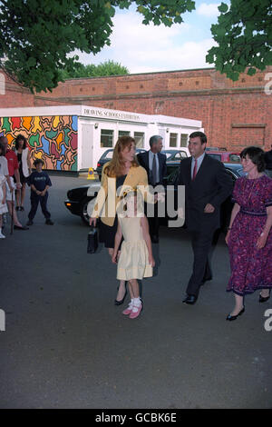 Der Herzog und die Herzogin von York kommen mit ihrer älteren Tochter Prinzessin Beatrice im Farrer Theater am Eton College in der Nähe von Windsor an, um ihrer jüngeren Tochter Prinzessin Eugenie bei einer Aufführung der Susan Handy School of Dancing zuzusehen. Stockfoto