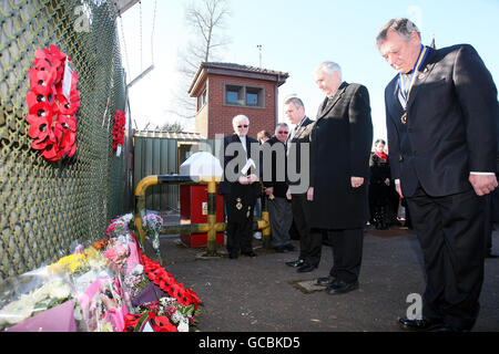 Kränze werden auf dem Militärstützpunkt der Masseneene Army in Co Antrim gelegt, als die Royal British Legion am ersten Jahrestag der Tötung der britischen Soldaten Patrick Azimkar und Mark Quinsey einen Gedenkgottesdienst abhielt, an der Stelle, an der sie von der Real IRA niedergeschossen wurden, Als die Detektive erneut Appelle für Hilfe erarbeiteten, die Mörder zu fangen. Stockfoto