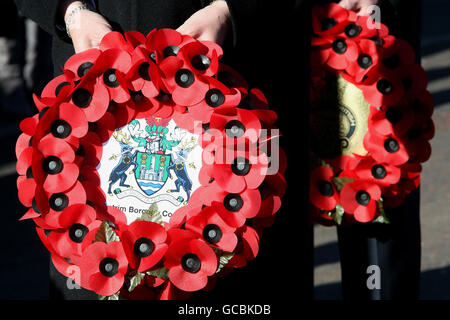 Kränze werden auf dem Militärstützpunkt der Masseneene Army in Co Antrim gelegt, als die Royal British Legion am ersten Jahrestag der Tötung der britischen Soldaten Patrick Azimkar und Mark Quinsey einen Gedenkgottesdienst abhielt, an der Stelle, an der sie von der Real IRA niedergeschossen wurden, Als die Detektive erneut Appelle für Hilfe erarbeiteten, die Mörder zu fangen. Stockfoto