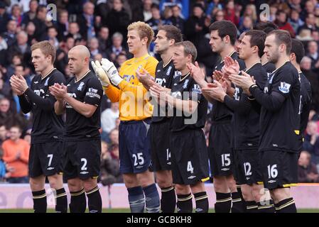 (L-R) Sebastian Larsson, Stephen Carr, Joe Hart, Roger Johnson, Lee Bowyer, Scott dann, Barry Ferguson und James McFadden von Birmingham City schließen sich dem 1-minütigen Applaus in Erinnerung an den verstorbenen Keith Alexander an. Stockfoto