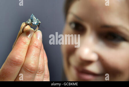 Ein Mitarbeiter von London Sotheby's modelliert einen De Beers Millennium Blue Diamond, der am 7. April im Rahmen eines Fotoanrufs in der New Bond Street, London, die Leitung von Sotheby's Hong Kong Magnificent Jewels und Jadeite 2010 Spring Sale übernehmen wird. Stockfoto