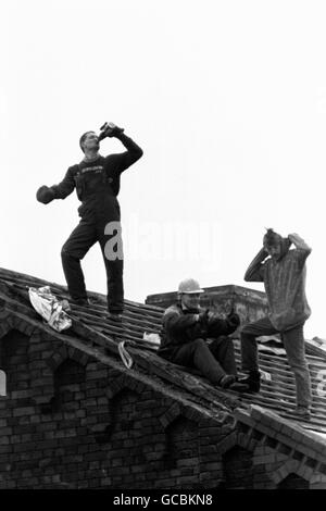 Kriminalität - Strangeways Prison Riot - Manchester. Trotzige Gefangene auf dem Dach der Strangeways. Stockfoto