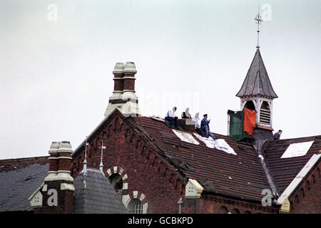 Kriminalität - Strangeways Prison Riot - Manchester. Gefangene auf dem Dach des Strangeways Gefängnisses in Manchester während des Aufruhrs. Stockfoto