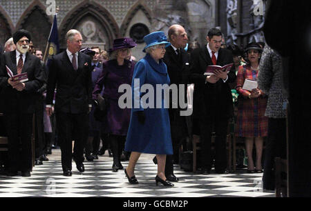 Der Prinz von Wales, die Herzogin von Cornwall, die britische Königin Elizabeth II. Und der Herzog von Edinburgh, gehen zu ihren Sitzen, als sie in Westminster Abbey für den jährlichen Commonwealth Day Observing Service ankommen. Stockfoto