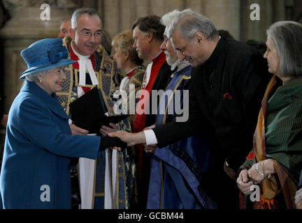 Die britische Königin Elizabeth II., die von Reverend John Hall, dem Dekan der Westminster Abbey, beobachtet wird, wird vom Generalsekretär des Commonwealth, Kamalesh Sharma, und seiner Frau Babli (rechts) in der Westminster Abbey während des jährlichen Commonwealth Day Observing Service begrüßt. Stockfoto