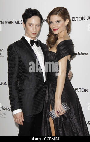 Maria Menounos und Johnny Weir (links) kommen zur 18. Jährlichen Elton John AIDS Foundation Party, um die 82. Academy Awards im Pacific Design Center in Los Angeles zu feiern. Stockfoto