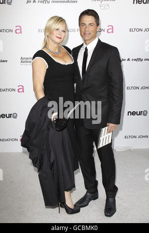 Rob Lowe und Frau Sheryl Berkoff kommen zur 18. Jährlichen Elton John AIDS Foundation Party, um die 82. Academy Awards im Pacific Design Center in Los Angeles zu feiern. Stockfoto