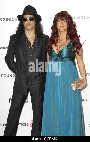 Slash und seine Frau Perla Ferrar kommen zur 18. Jährlichen Elton John AIDS Foundation Party, um die 82. Academy Awards im Pacific Design Center in Los Angeles zu feiern. Stockfoto