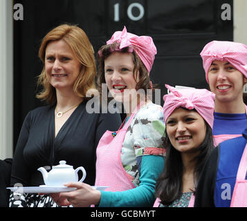 Die Frau des Premierministers Sarah Brown posiert heute vor der Downing Street 10 in London für Fotos mit Mädchen, die als Teeladinnen gekleidet waren, um Aufsehen zu erregen und im Rahmen einer Kampagne zur Förderung von Fairtrade durch die Hauptstadt zu tanzen. Stockfoto