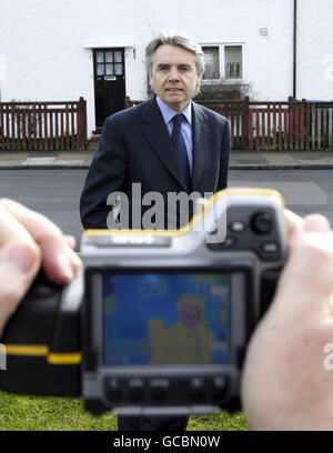 Wissenschaftsminister Lord Drayson steht vor einer Wärmebildkamera während seines Besuchs in einem der Projekte in Eltham, im Südosten Londons, zur Einführung des „Retrofit for the Future“-Programms des Technology Strategy Board, dem ersten seiner Art in Großbritannien, Die sozialen Wohneinheiten im ganzen Land werden mit neuen, innovativen Technologien nachgerüstet. Stockfoto