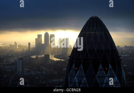 Ein Blick auf die 'Gherkin' und Canary Wharf bei Sonnenaufgang von der City of London. Stockfoto