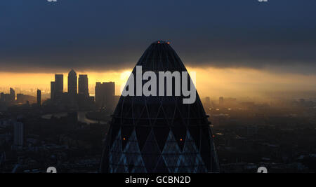 Ein Blick auf die 'Gherkin' und Canary Wharf bei Sonnenaufgang von der City of London. Stockfoto