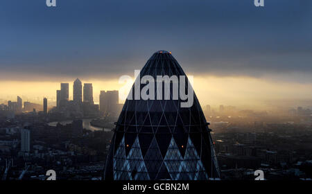 Ein Blick auf die 'Gherkin' und Canary Wharf bei Sonnenaufgang von der City of London. Stockfoto