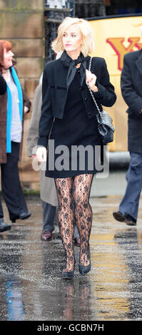 Katherine Kelly (Charaktername Becky Granger) kommt zum Gedenkgottesdienst für die verstorbene Maggie Jones, die in der Salford Cathedral, Manchester, die legendäre Coronation Street Battle-Axt Blanche Hunt spielte. Stockfoto