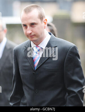 Andrew Whyment (Charaktername Kirk Sutherland) kommt zum Gedenkgottesdienst für den verstorbenen Maggie Jones, der in der Salford Cathedral, Manchester, die legendäre Coronation Street Battle-Axt Blanche Hunt spielte. Stockfoto