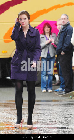 Helen Flanagan (Charaktername Rosie Webster) kommt zum Gedenkgottesdienst für die verstorbene Maggie Jones, die in der Salford Cathedral, Manchester, die legendäre Coronation Street Battle-Axt Blanche Hunt spielte. Stockfoto