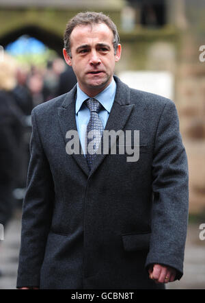 Michael Le Vell (Charaktername Kevin Webster) kommt bei der Gedenkfeier für den verstorbenen Maggie Jones an, der in der Salford Cathedral, Manchester, die legendäre Coronation Street Battle-Axt Blanche Hunt spielte. Stockfoto