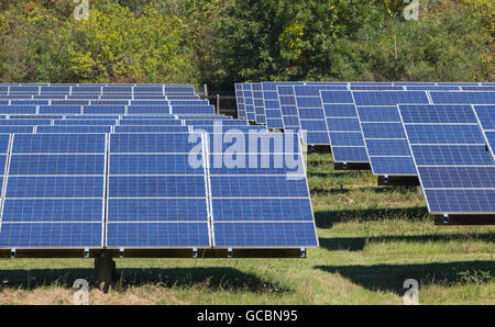 Solar Photovoltaik Solaranlage unter rauen North Carolina Sonne. Stockfoto