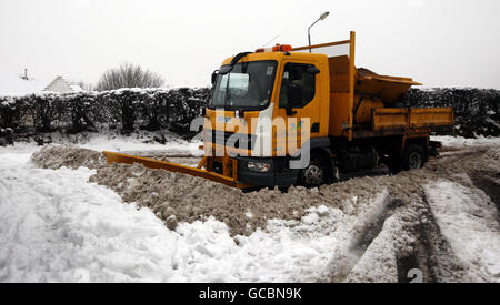 Ein LKW mit Schotterschnee räumt in Newton Mearns eine Straße, nachdem über Nacht schwerer Schnee durch Schottland fällt. Stockfoto