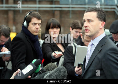 Detective Chief Inspector Ian Harrison sprach mit den Medien im Polizeihauptquartier in Londonderry, nachdem der Leichnam eines Mannes tot aufgeschossen, ausgezogen und mit gefesselten Händen gefunden wurde. Stockfoto