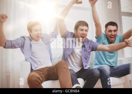 glücklich männlichen Freunden zu Hause Stockfoto