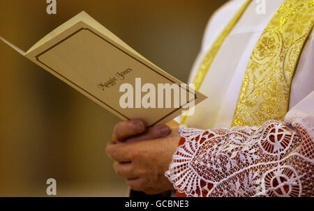 Canon Tony McBride liest aus der Anordnung der Gedenkfeier an die Schauspielerin Maggie Jones, die in der Salford Cathedral, Manchester, die legendäre Coronation Street-Battle-Axt Blanche Hunt spielte. Stockfoto