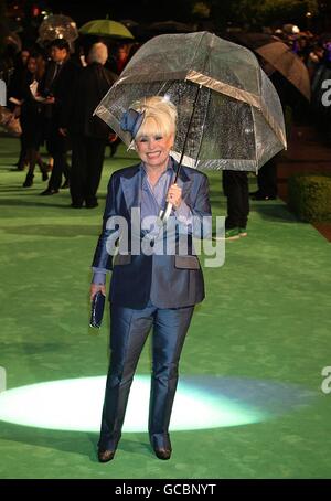 Barbara Windsor bei der Ankunft zur Königlichen Weltpremiere von Alice im Wunderland im Odeon, Leicester Square, London Stockfoto